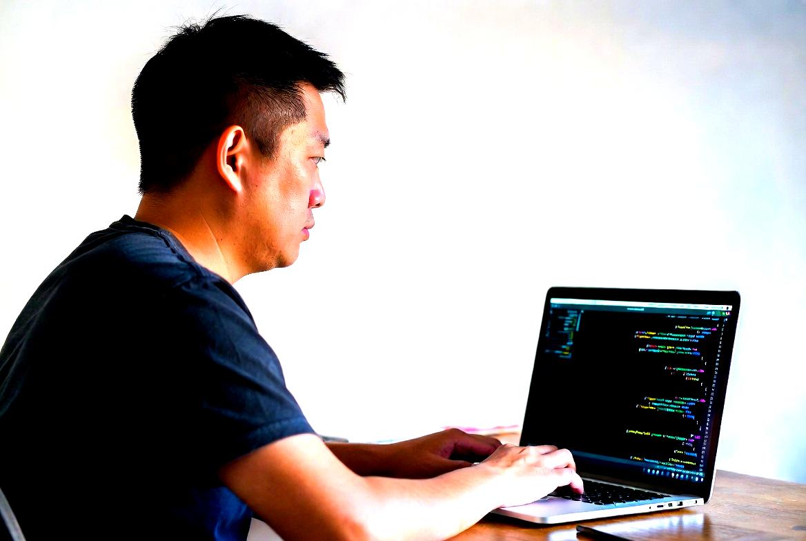 初心者がPythonコードを学習しているイメージとノートPC
