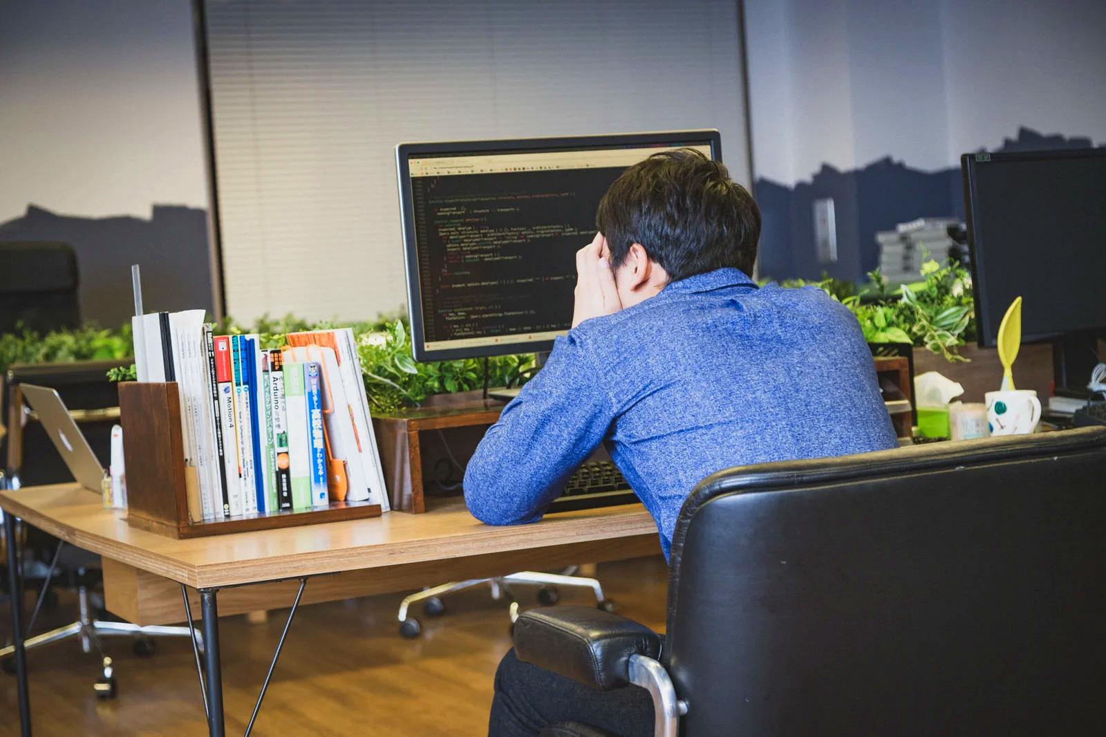 エディタ選択が集中力と生産性に影響する概念的イメージ