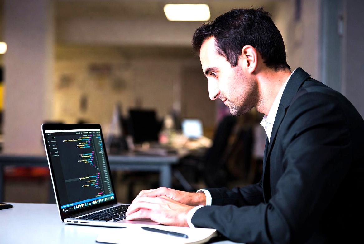 Pythonコードと自然言語プロンプトが並ぶ開発環境