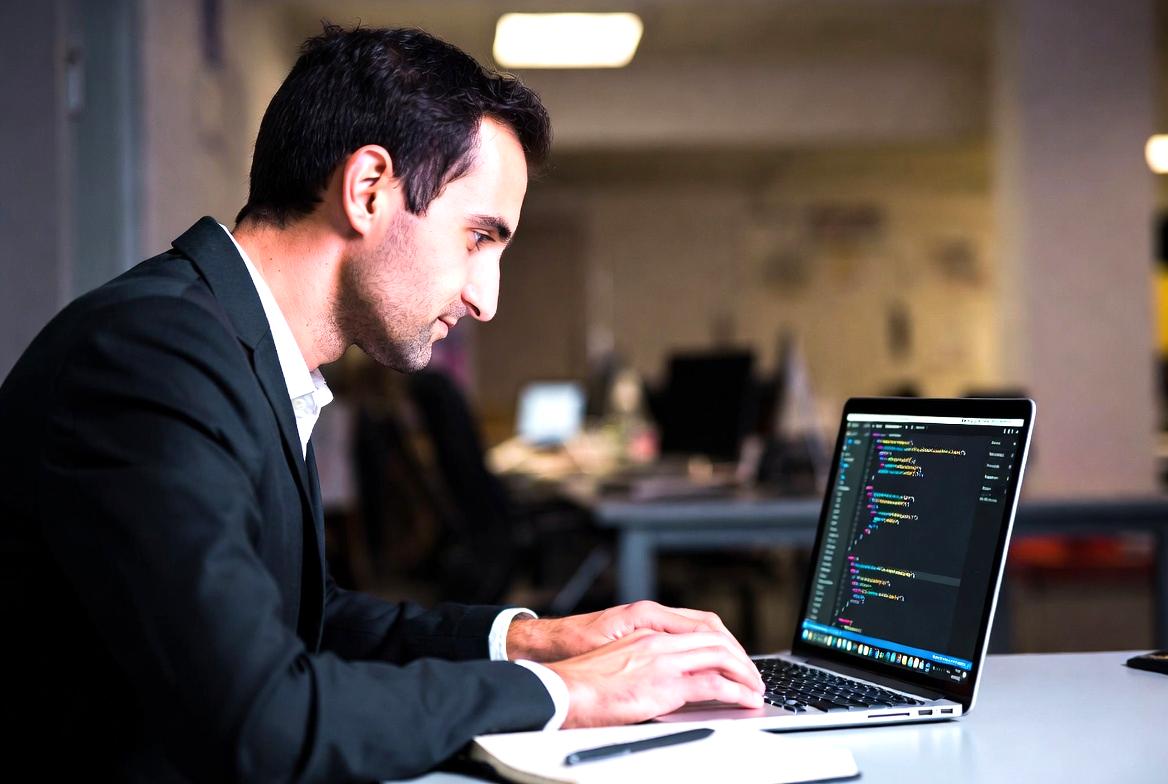 Goと他言語の特徴を比較する開発言語のイメージ