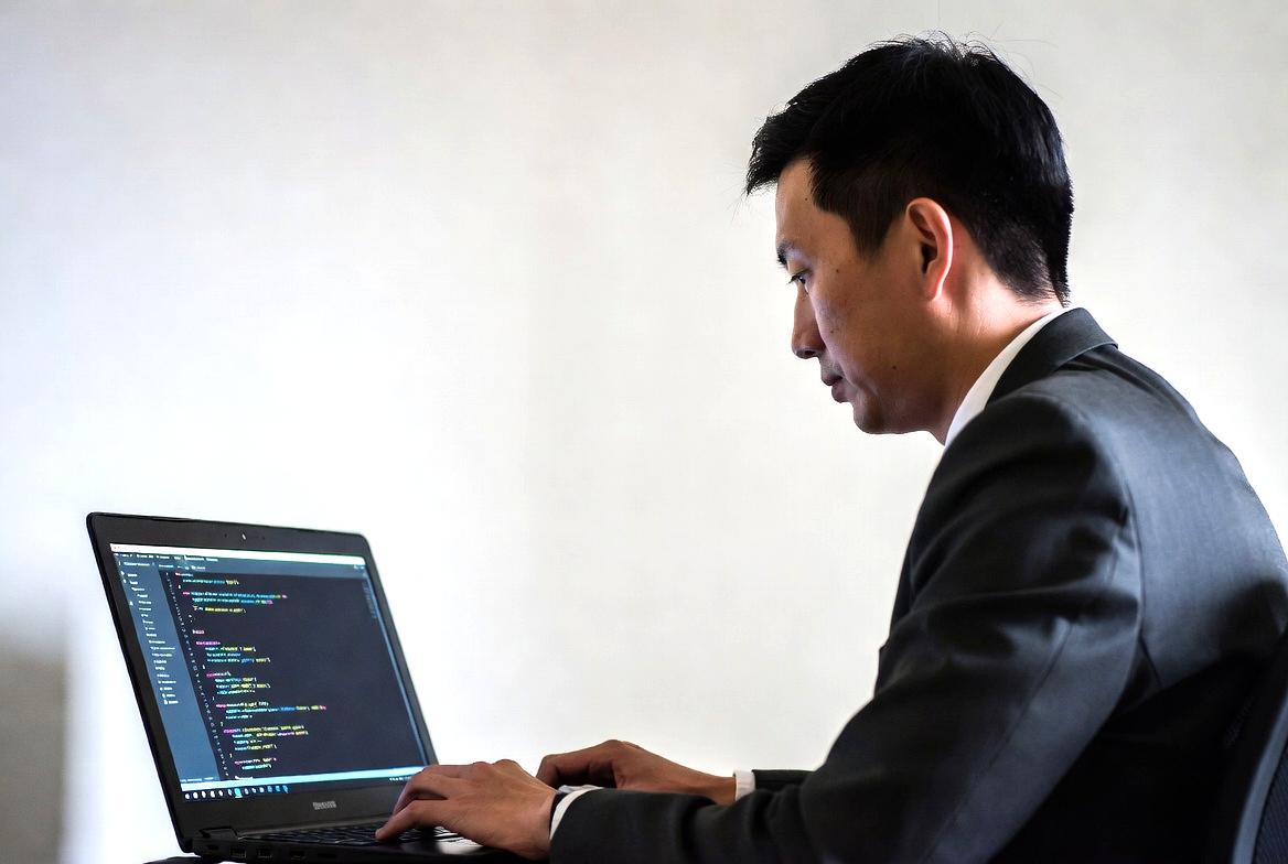 型ヒントによって可読性と保守性が向上する様子のイメージ