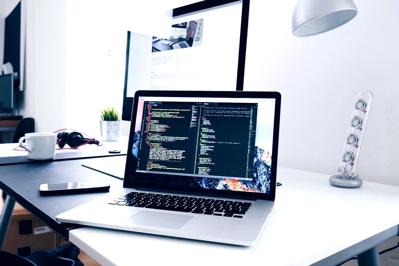 プログラミング言語の将来性とキャリア形成を考えるイメージ