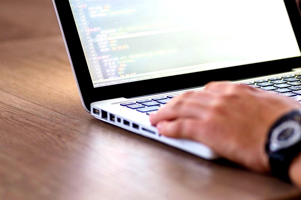 VSCodeとZedの使い分け判断基準を整理した比較イメージ
