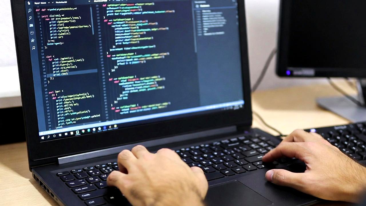 型安全性と開発コストのトレードオフを示す図解イメージ