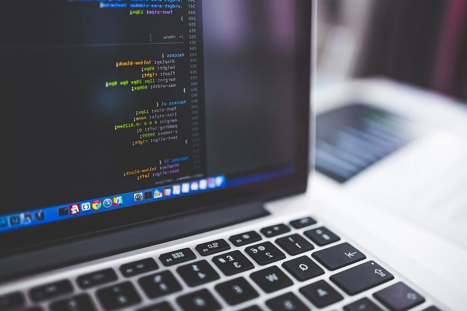 開発環境の差異問題を解決するDockerの役割を示す図