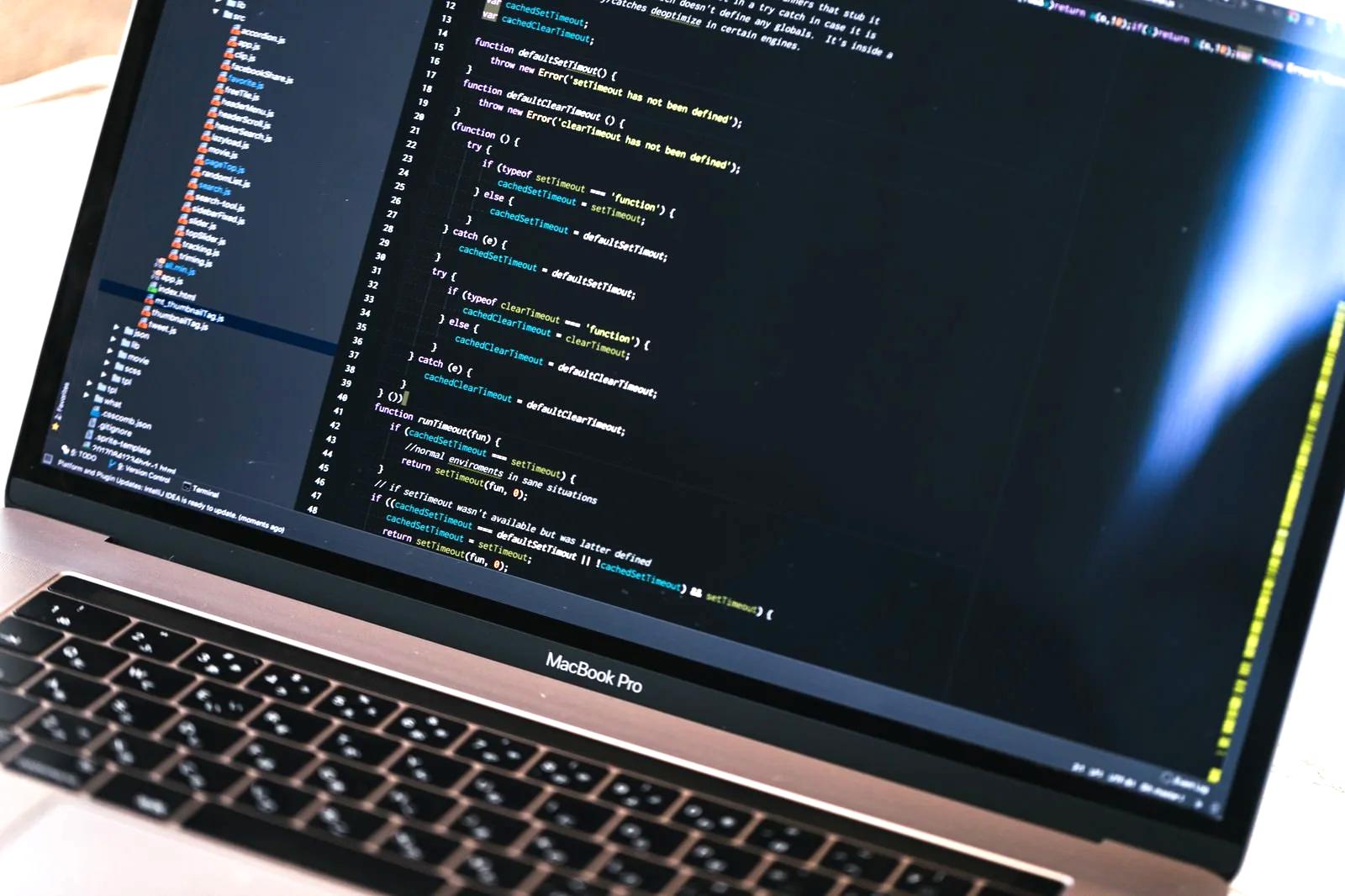 JavaとPythonが使われる業界や求人市場を分析するビジネスイメージ