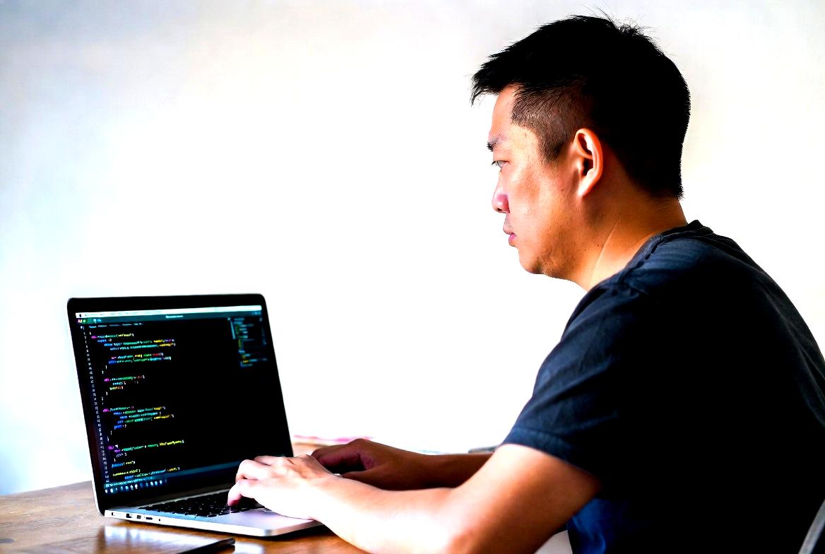 Pythonがビジネス開発の速度とコスト削減に与える影響を解説する図