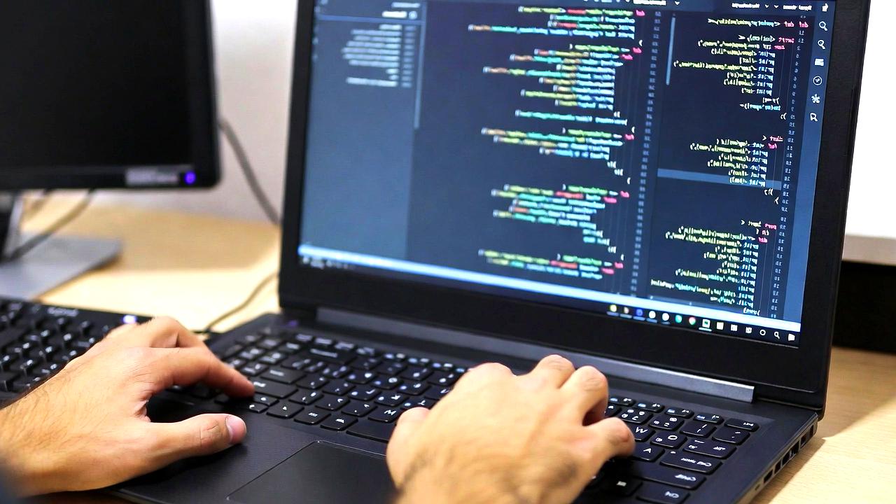 Vimのモーダル編集とキーボード中心の操作性を象徴する開発風景のイメージ