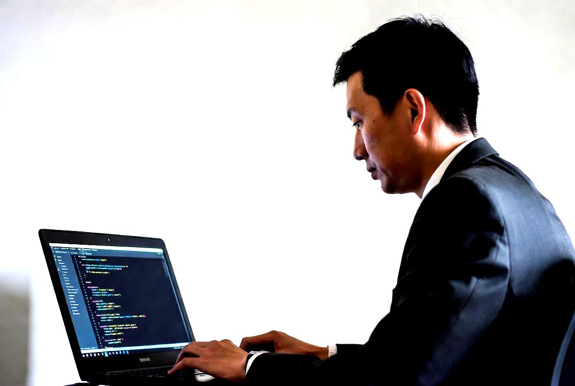 Pydanticが活躍するAPIやデータ検証のイメージ