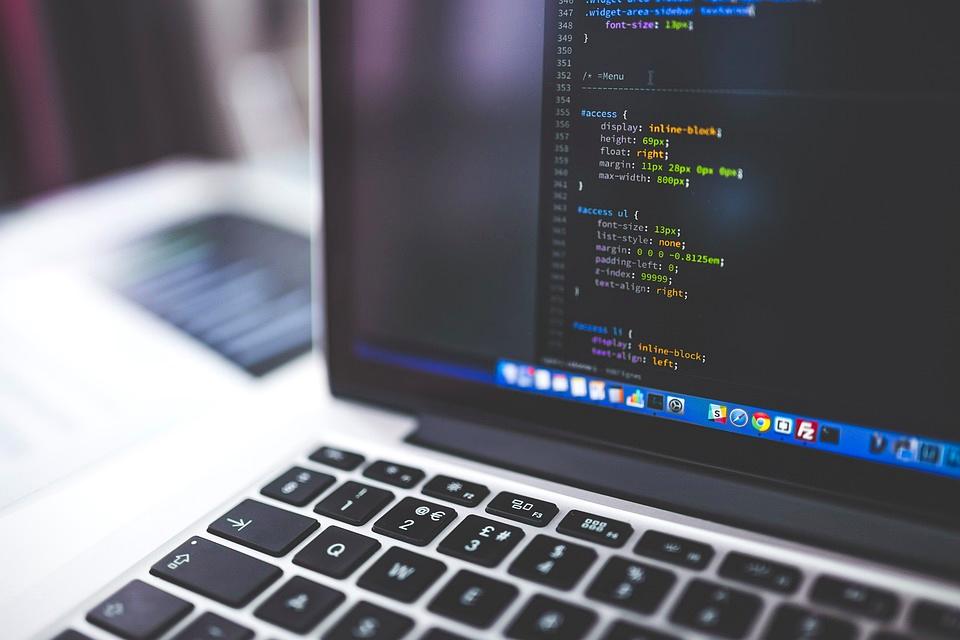 Goのジェネリクス導入の遅れを示す概念図