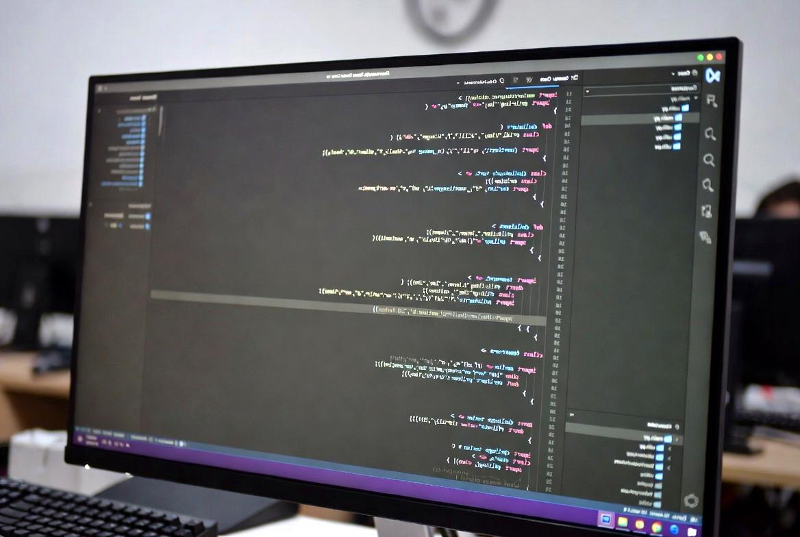 ダークテーマのコードエディタと目の疲れを比較するイメージ