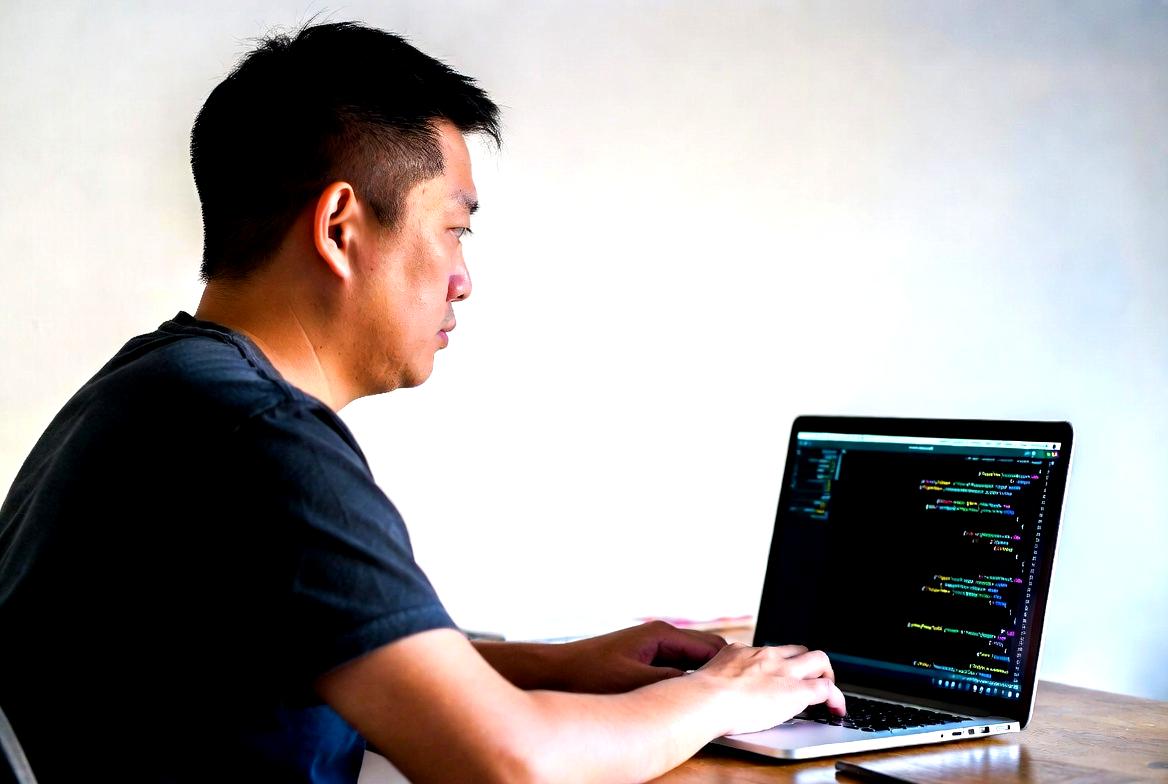 Pythonの柔軟性と生産性を再評価するイメージ