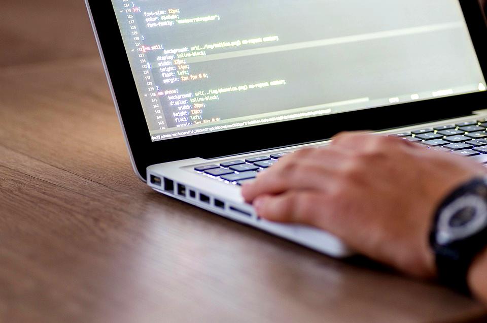 PythonとTypeScriptの選択を比較し結論を示すシンプルなまとめ画像