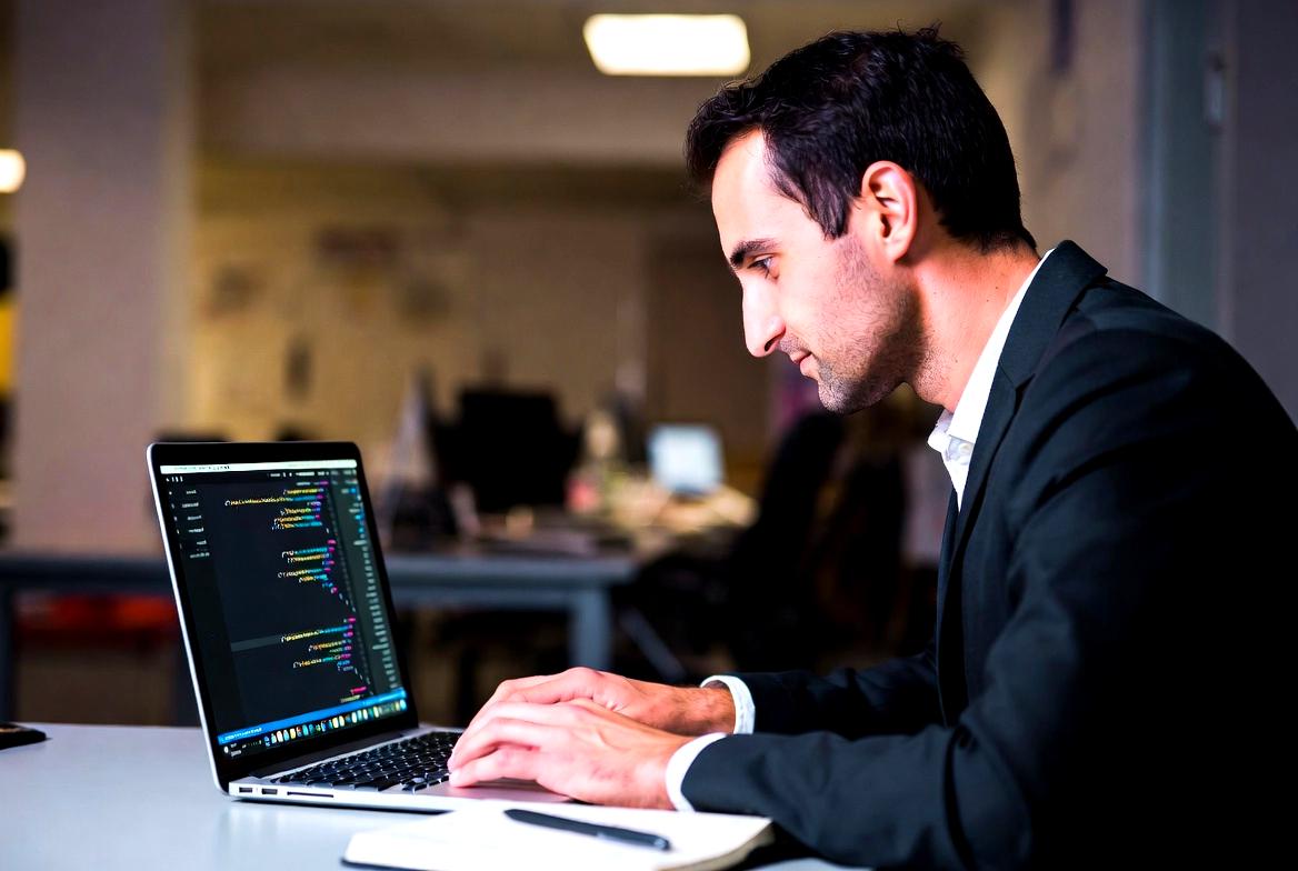 Pythonのシンプルなコードと学習しやすさを示すイメージ