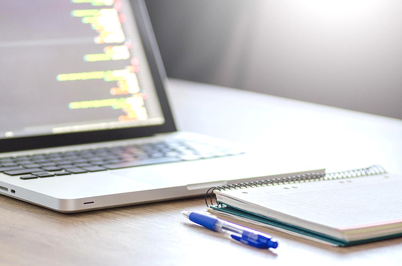 VSCodeやCopilot Cursorなど開発支援ツールが型付け開発を支援する様子