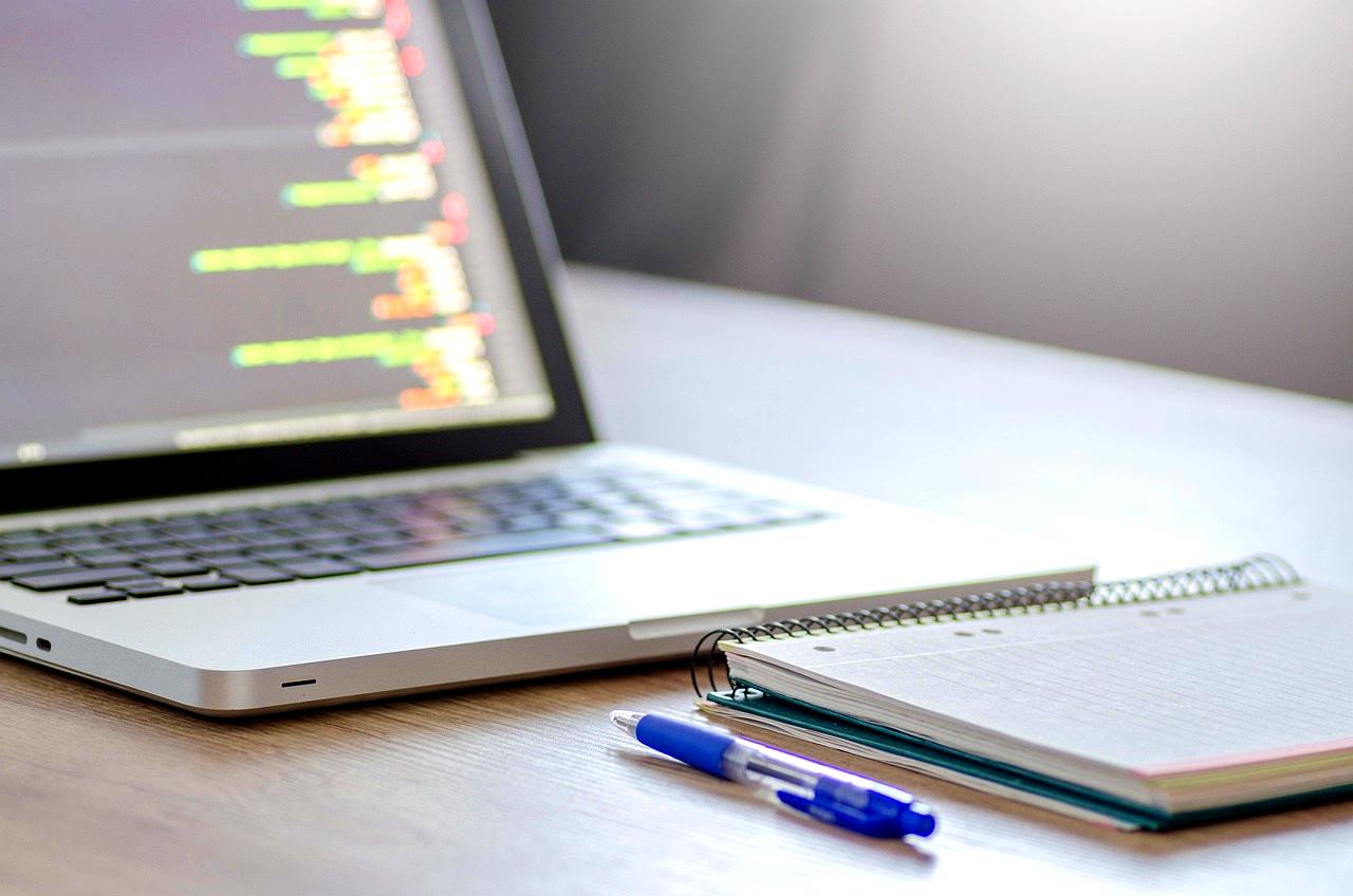 バックエンド開発でRubyとTypeScriptを比較し選択基準を解説するイメージ