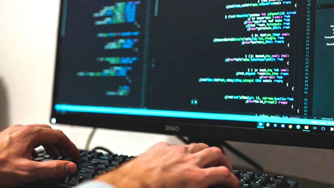 静的型付けによるエラー防止を説明するTypeScriptの図