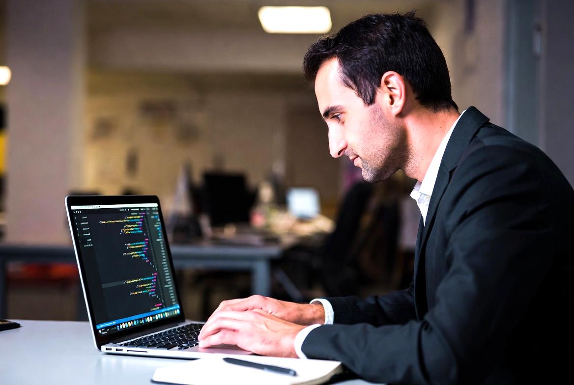 型ヒントに依存しない自由なPython開発スタイルを象徴する抽象ビジュアル