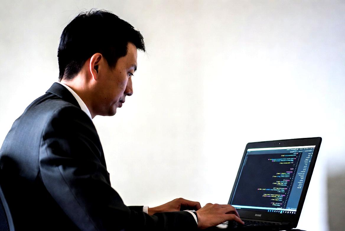 JavaとPythonの違いと選び方を初心者向けに比較する解説記事のアイキャッチ