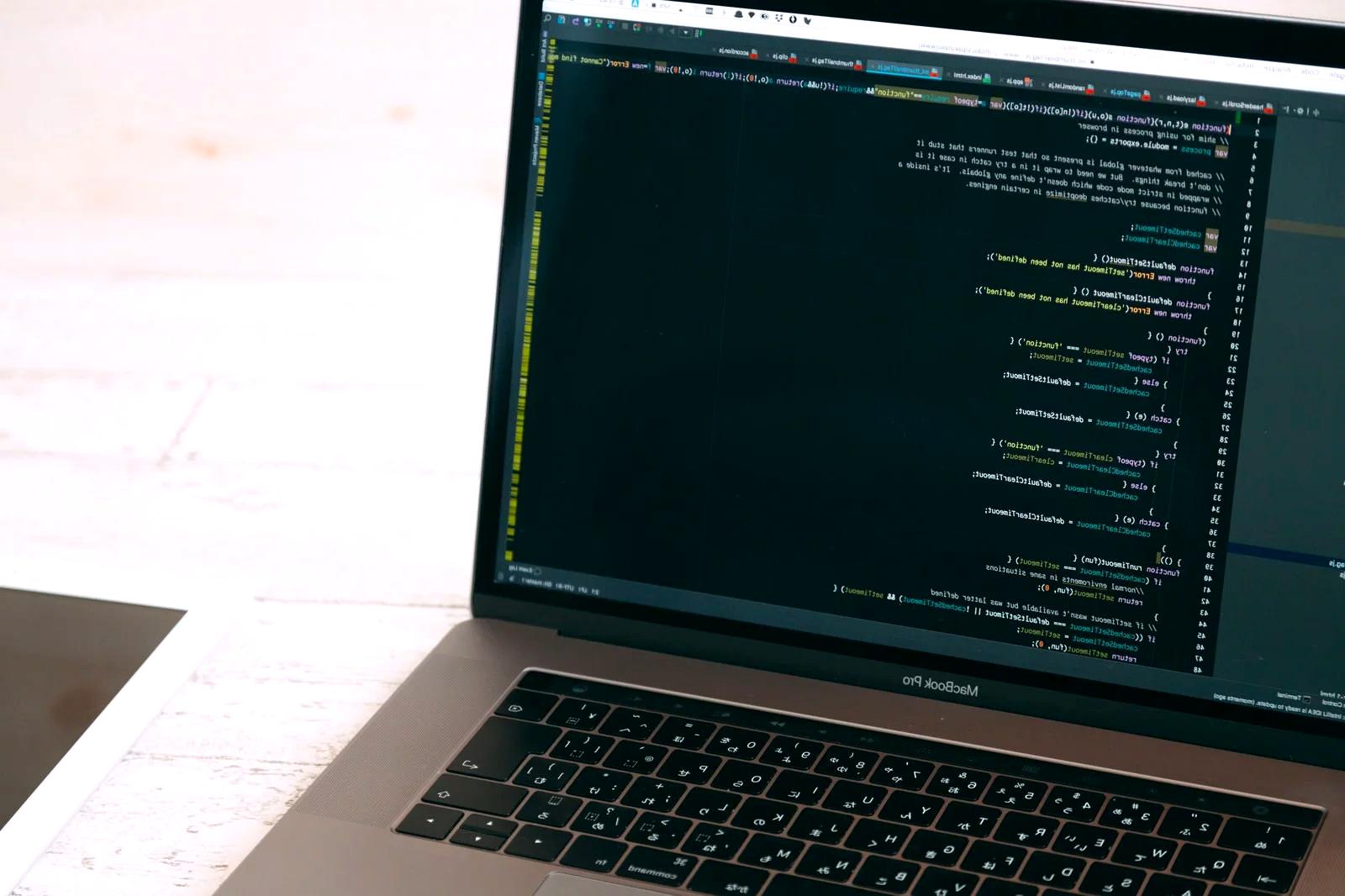 実務でKotlinが使われている開発現場の抽象的なダッシュボード画面
