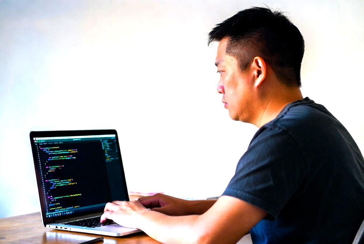 Pythonとシェルを状況別に選び分けて握手する象徴イメージ