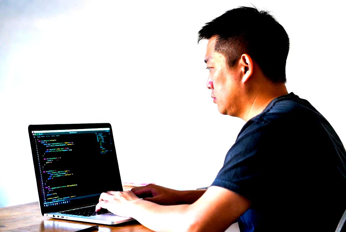 TypeScript導入による開発効率と保守性向上を示す図