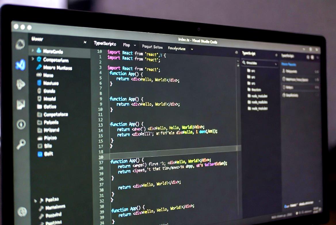 多数のnpmパッケージとビルド工程が並ぶ開発環境
