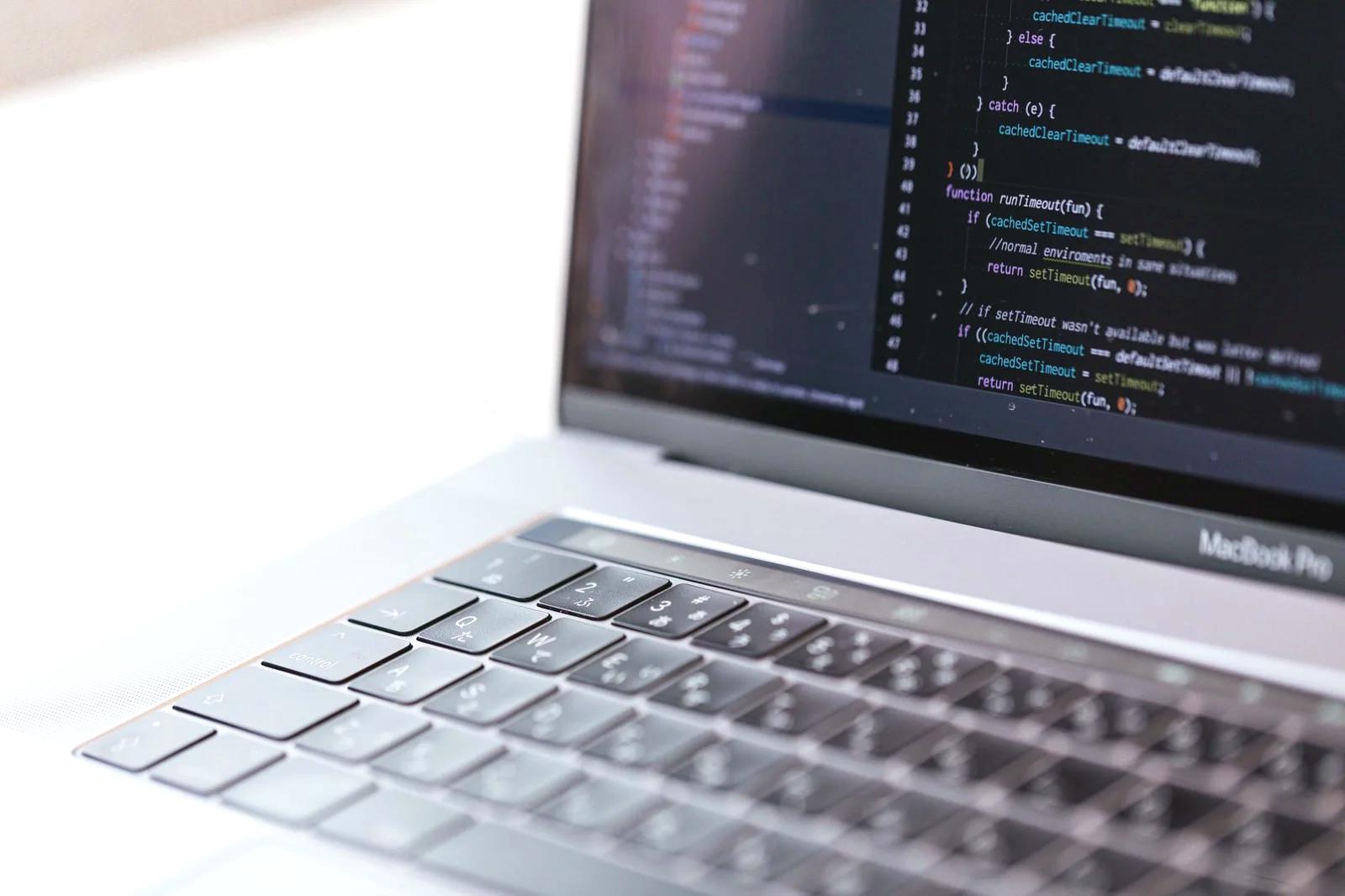 Javaエンジニアの需要推移とキャリアパスを示す概念図