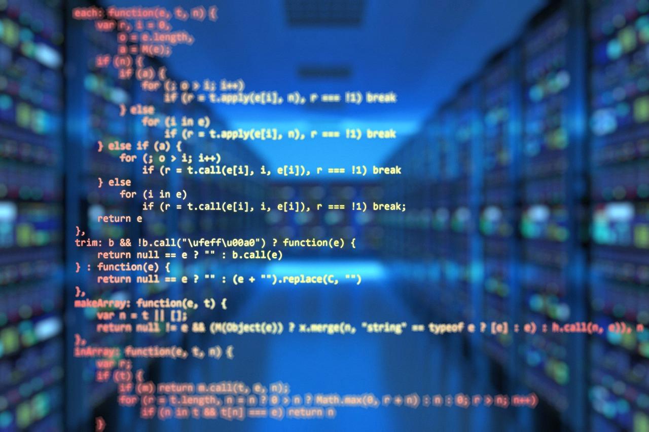 ダークモード環境で集中してプログラミングする様子のイメージ