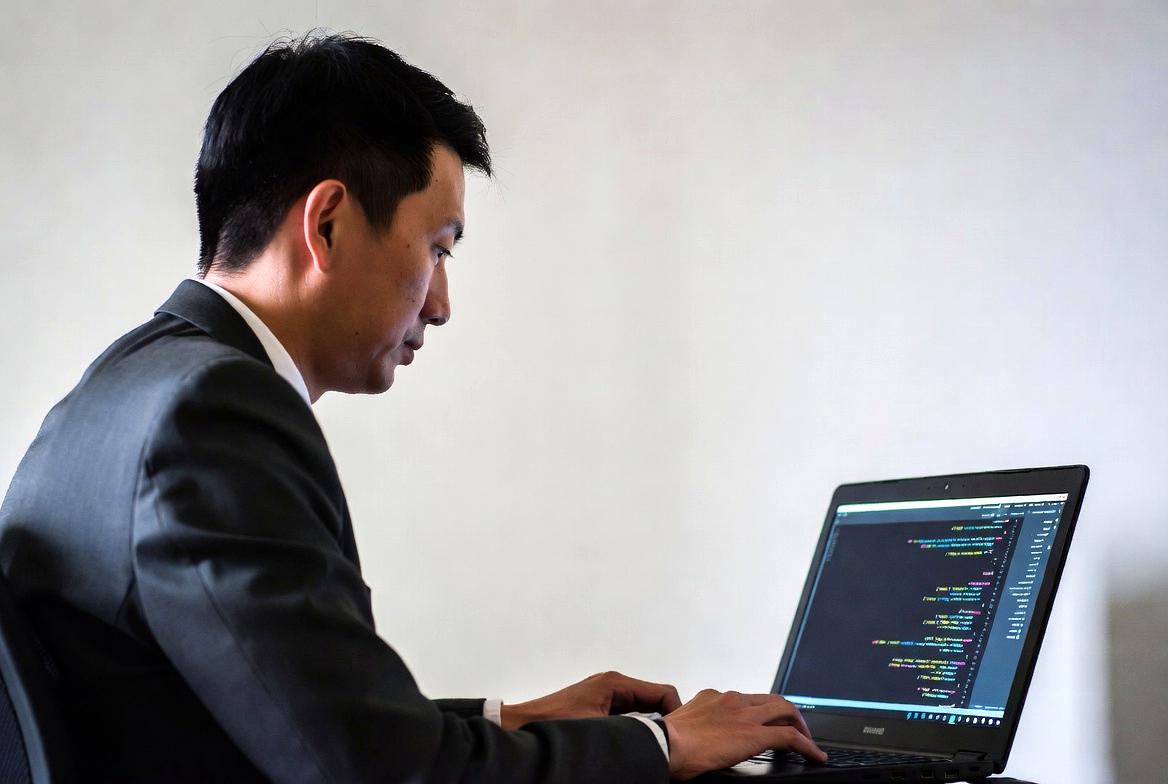 黒背景のダークモードで作業するディスプレイと落ち着いた画面のイメージ