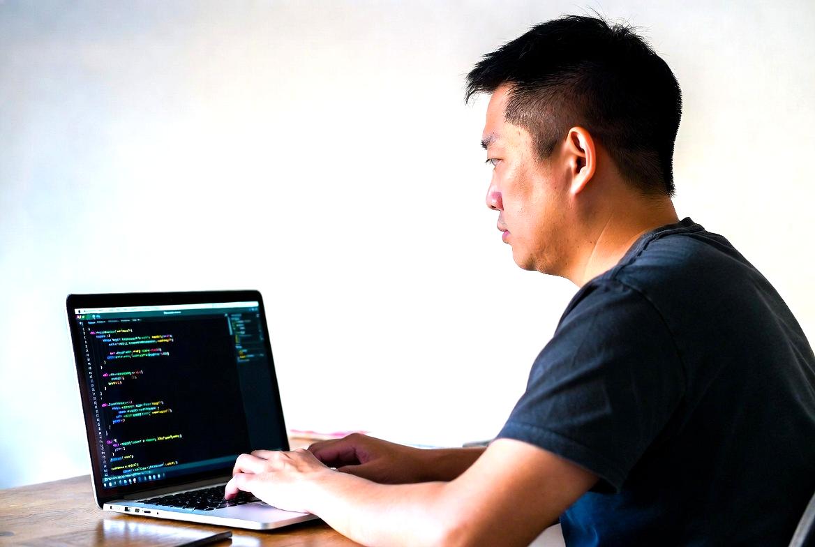 PythonのPydanticでデータバリデーションを自動化し開発効率を高める記事のアイキャッチ