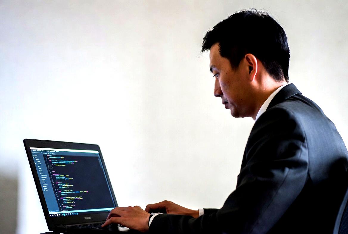 Pythonを使ったPlaywrightコード例とシンプルな構文のイメージ