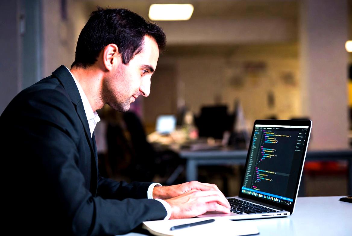 静的型付け言語回帰とPython・Rubyの役割変化を象徴する開発環境のイメージ