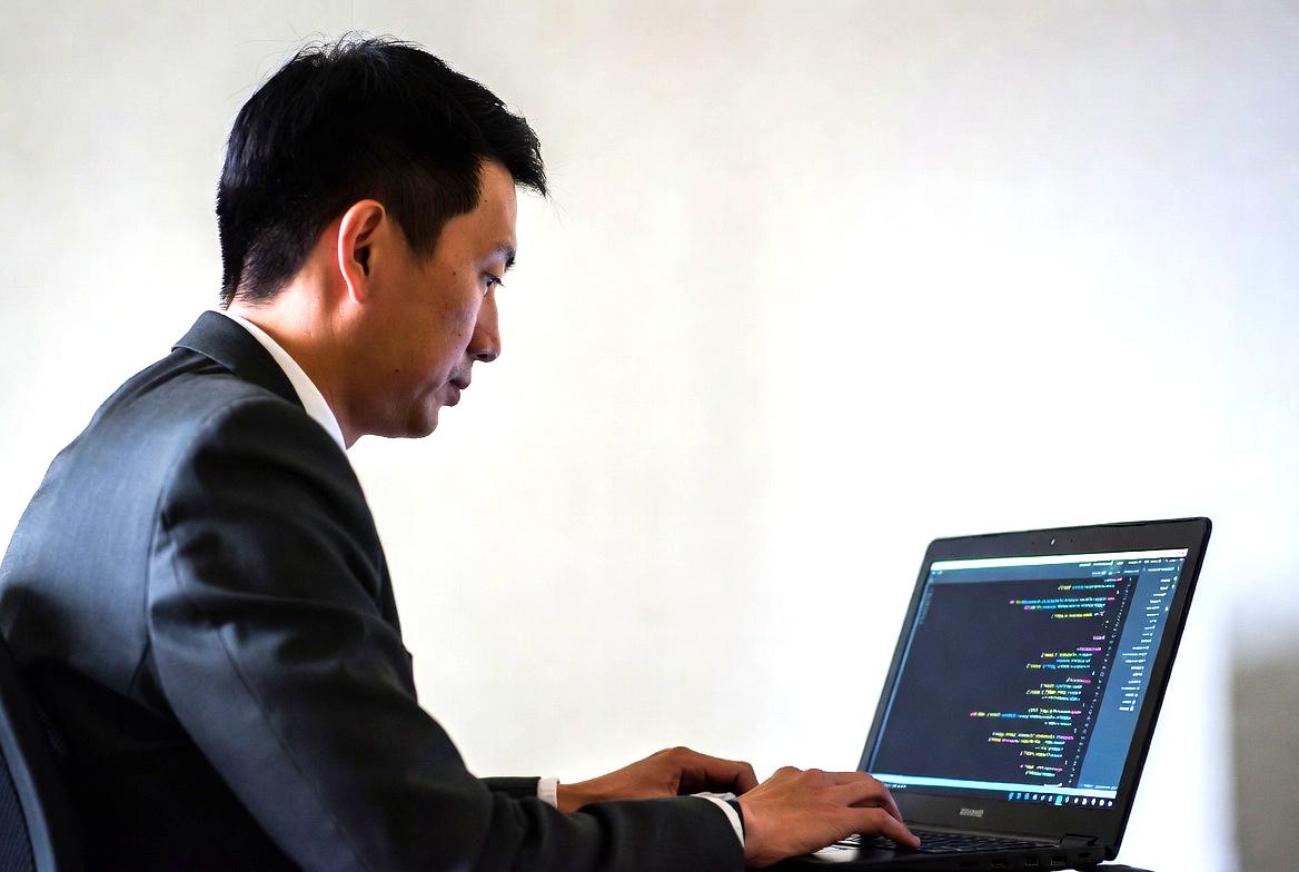Pythonがデータサイエンスで標準言語になった理由を解説する構成図