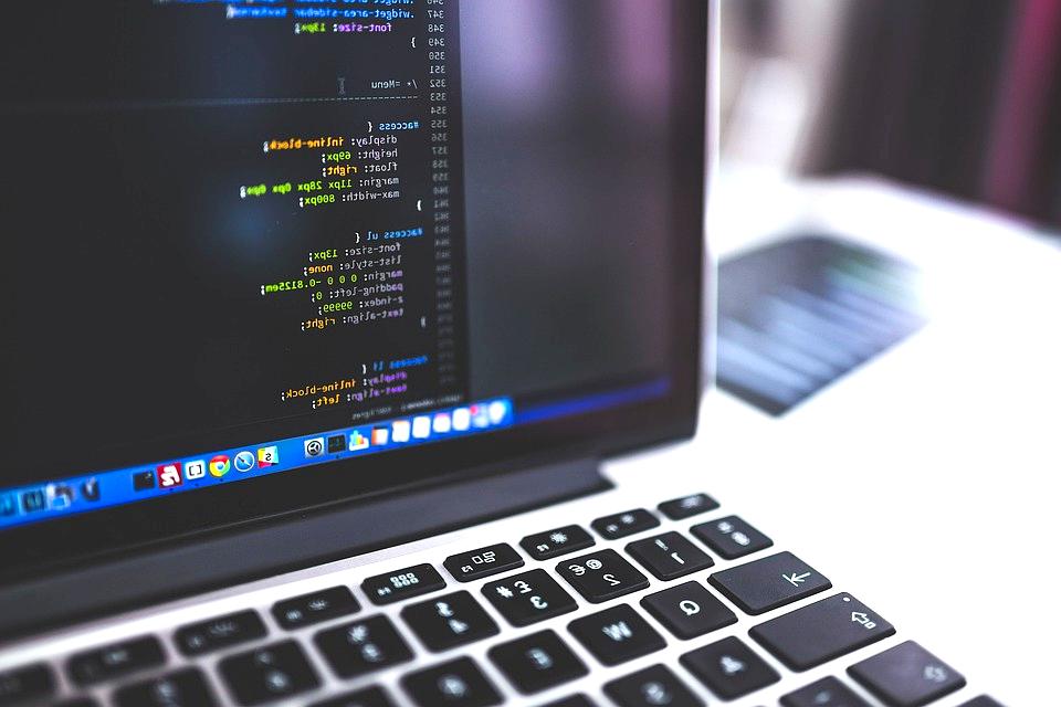 CSSとHTMLでダークモードUIを実装するコードと画面のイメージ
