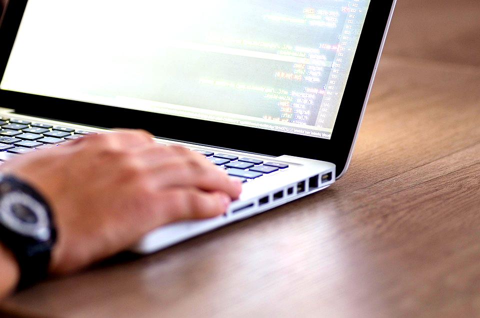 高速処理を表現するGo言語のパフォーマンス比較イメージ