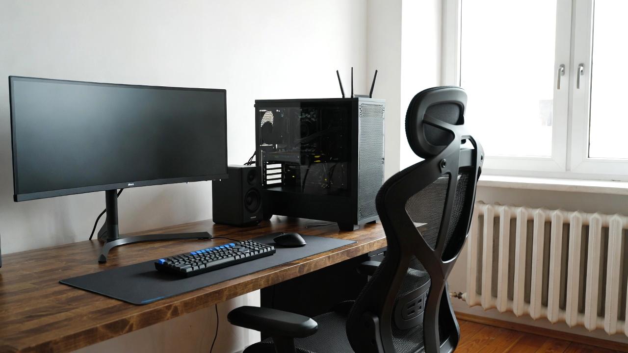目の疲れを感じる人がPC作業をしているイメージ
