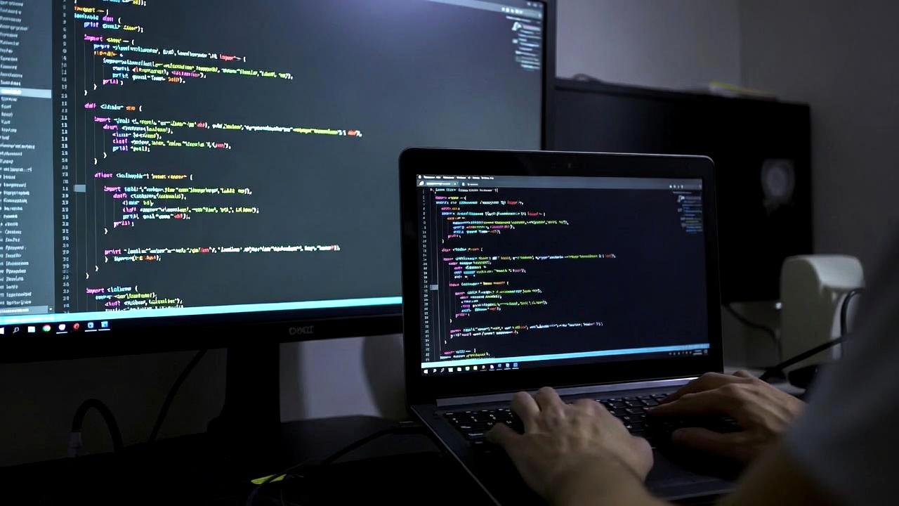複数のエディタを比較し、Vimの操作速度が際立つイメージ