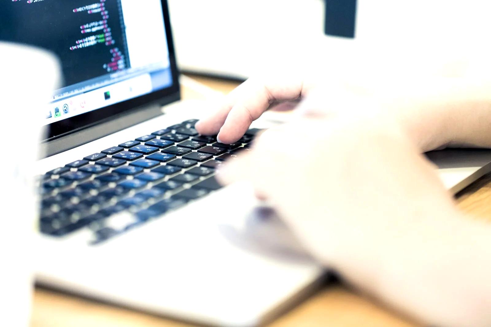 データ形式の基本概念とJSON・CSVの位置付けを解説する図