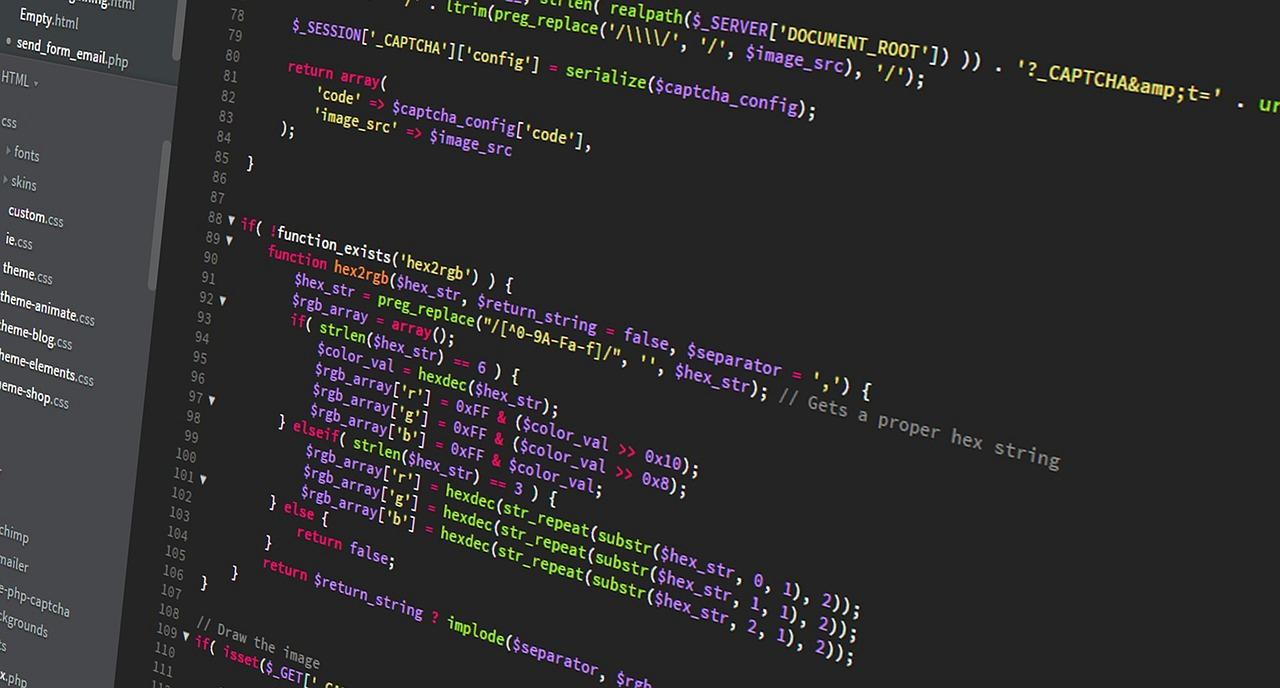 PHPの歴史とWeb開発での利用シーンを示すイメージ