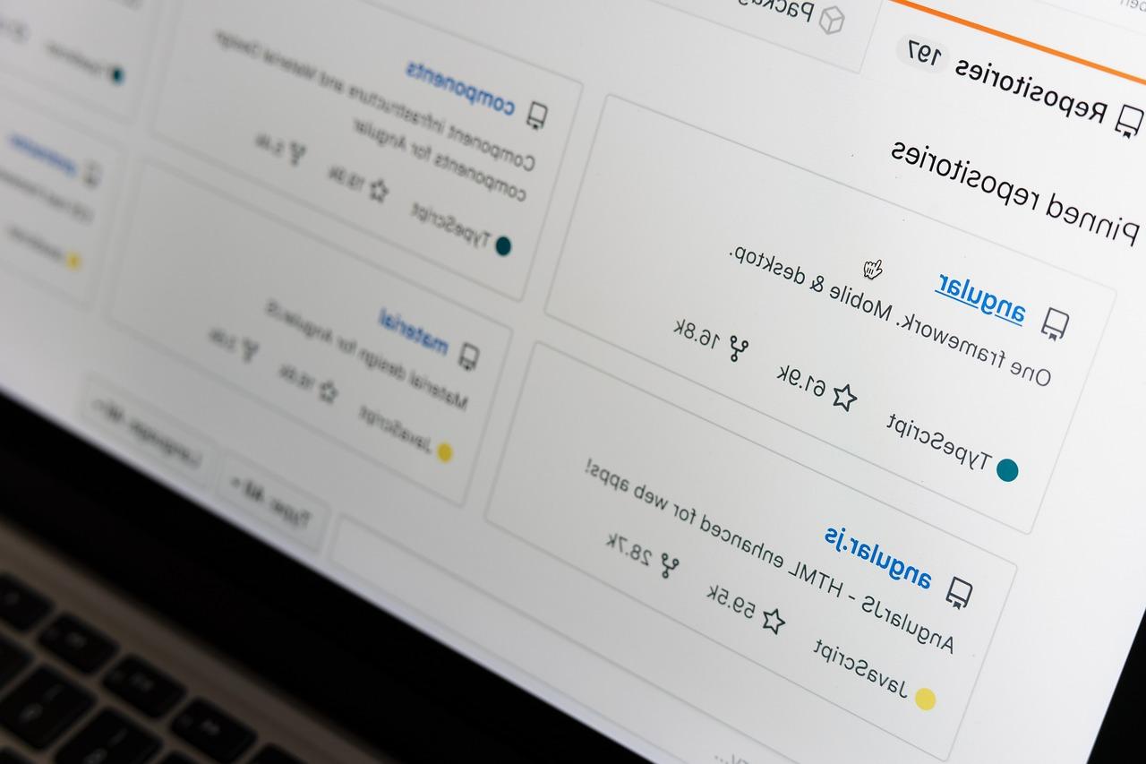 Unix哲学と巨大化するsystemdを対比したイメージ