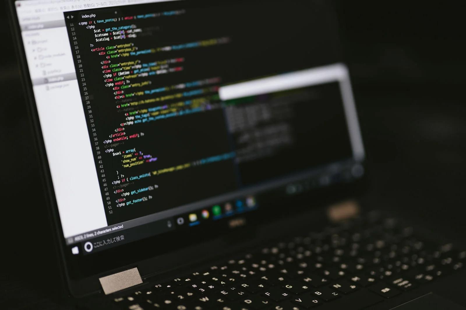 PHPの基本構造とWeb開発での使いやすさを示すイメージ