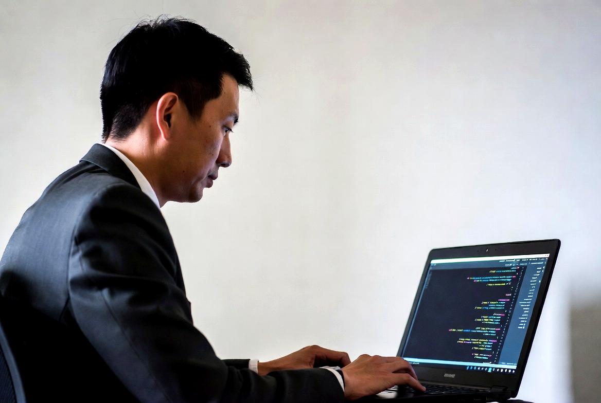 TypeScript導入時の課題や学習コストを示すイメージ