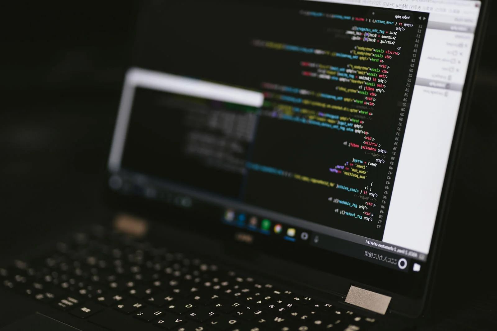 コード品質の低下と型エラー増加を示す開発画面のイメージ