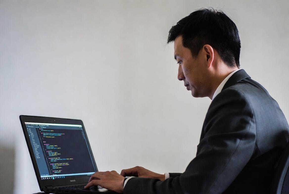 SQLiteとCSVの違いを性能や用途別に比較している技術記事のアイキャッチ