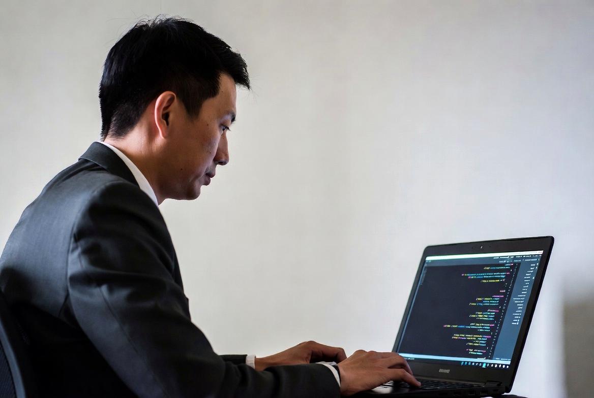 PlaywrightのPython版とTypeScript版の基本構造を比較するイメージ図