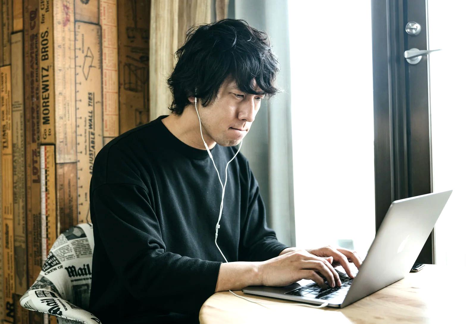 ローカル開発のリスクとGitHubプライベートリポジトリの役割を解説する図