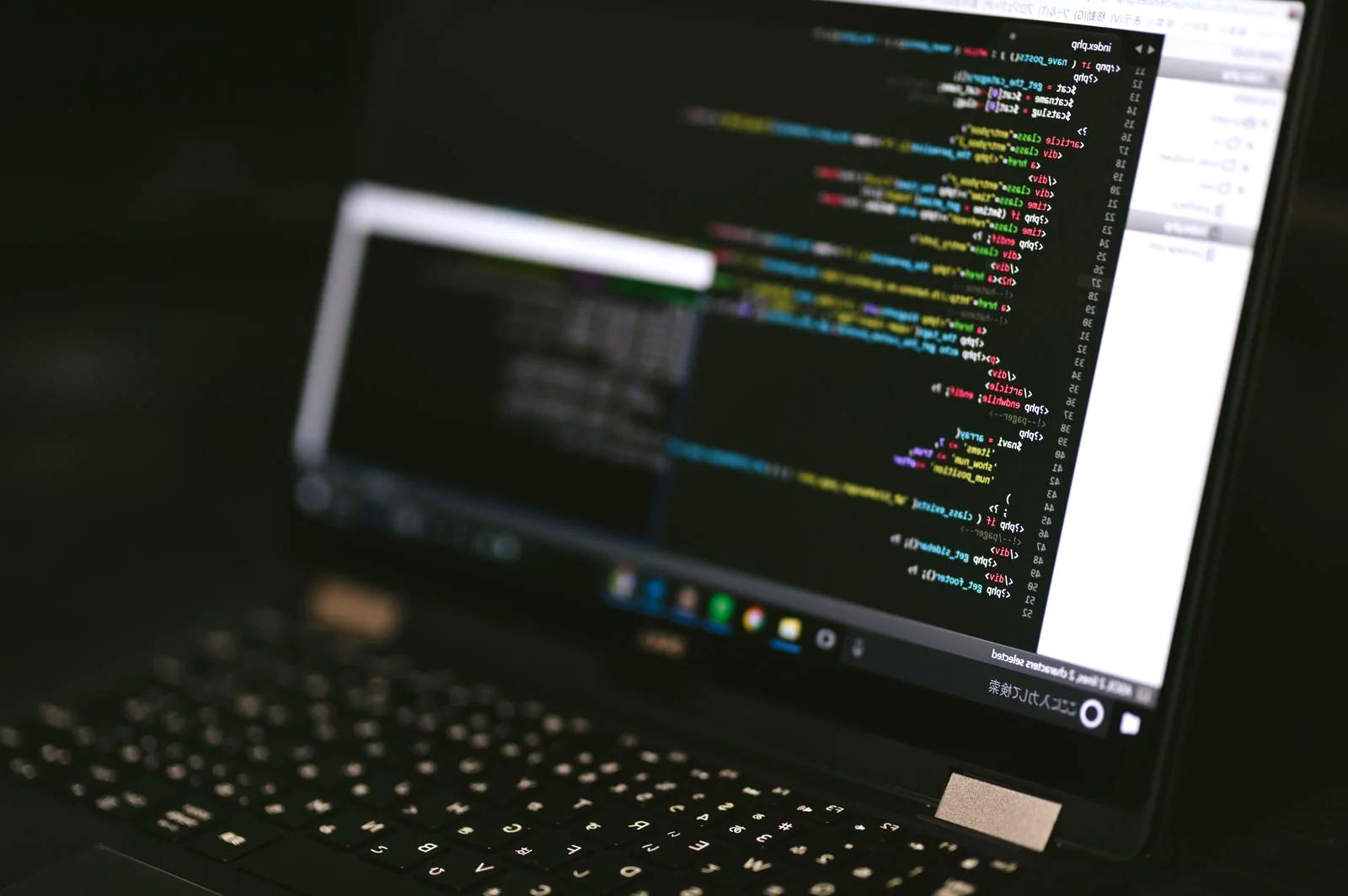 PHPとTypeScriptの型付けの違いを比較し開発スタイルを解説する図