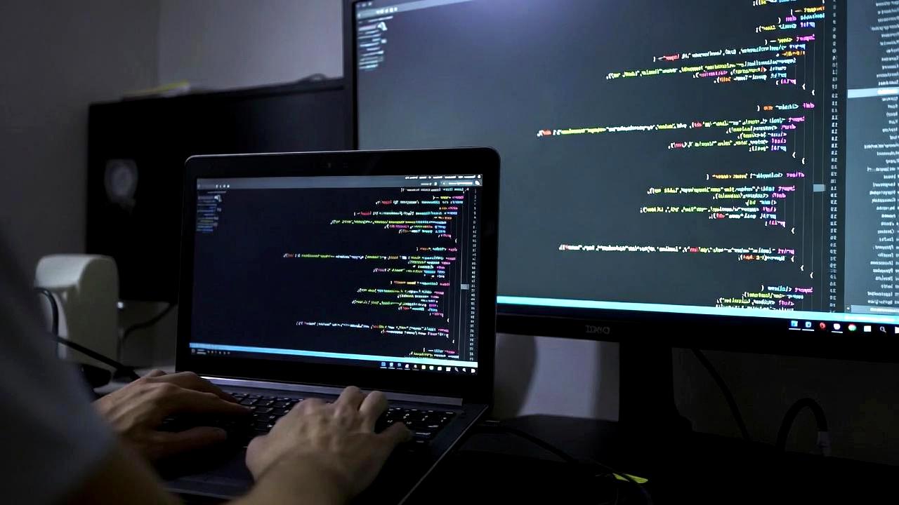 syslogのログ出力構造と運用メリット・デメリットの比較図
