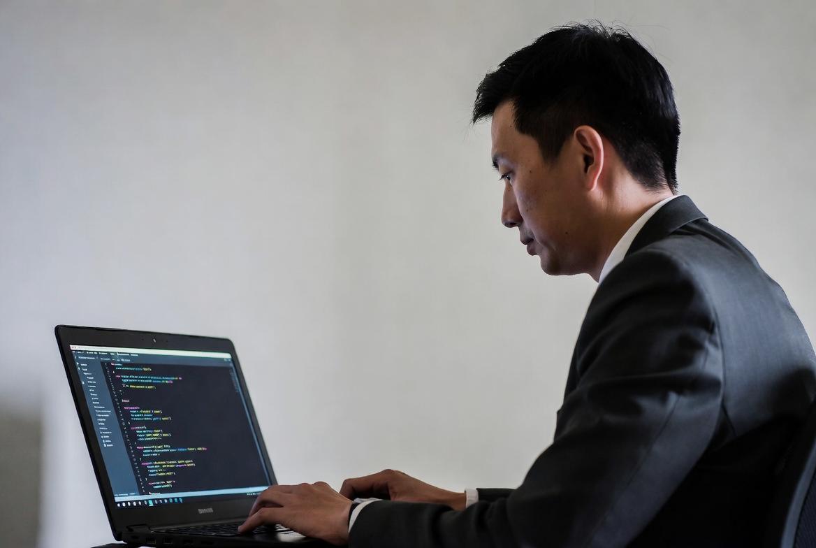VSCodeやCursorでPythonコードを編集する開発者の画面